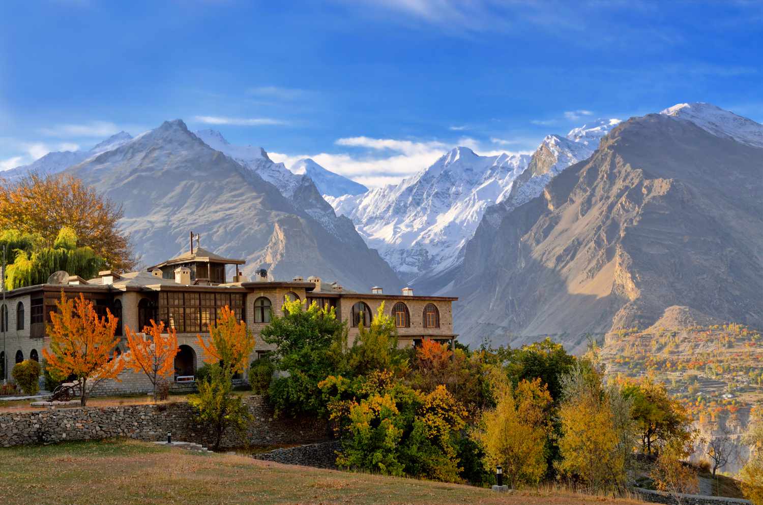 Hunza Valley is a very beautifil place .